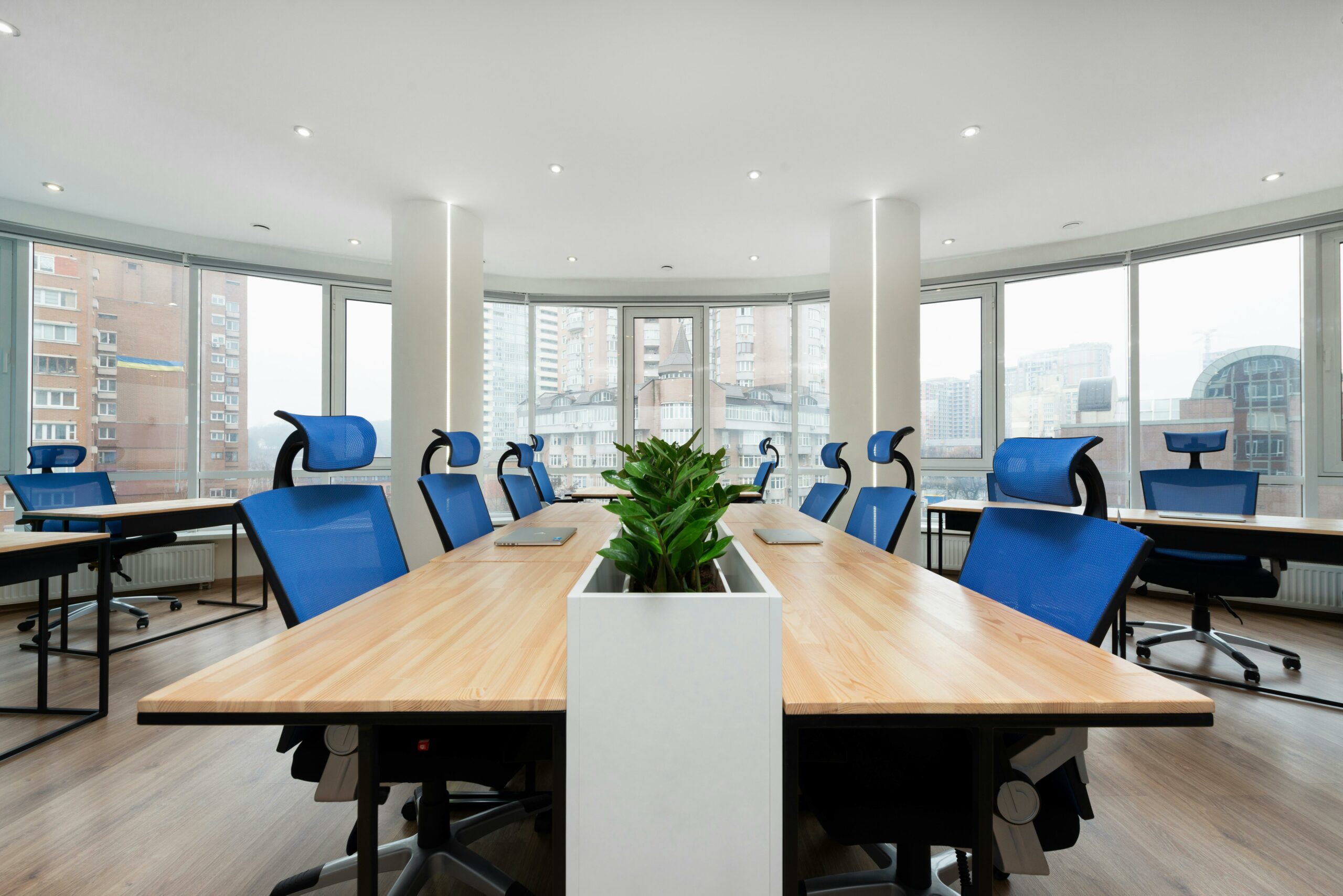 Piata imobiliara in 2025: tendinte in retail, industrial-logistic si birouri