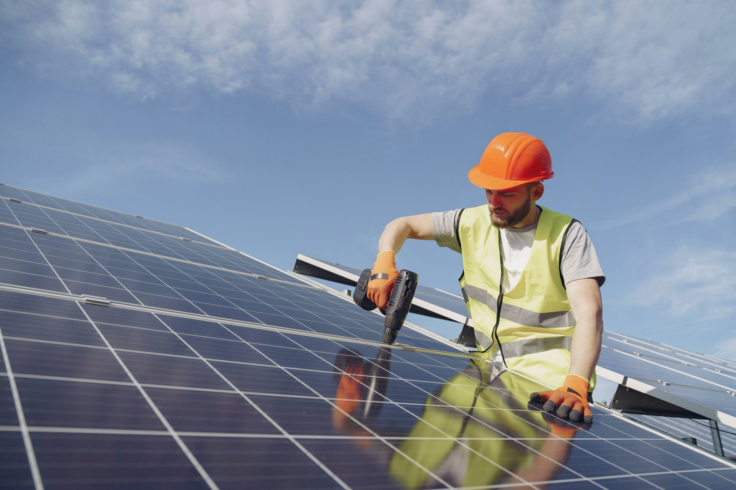 Programul de instalare a panourilor fotovoltaice: noi prevederi pentru instalatori
