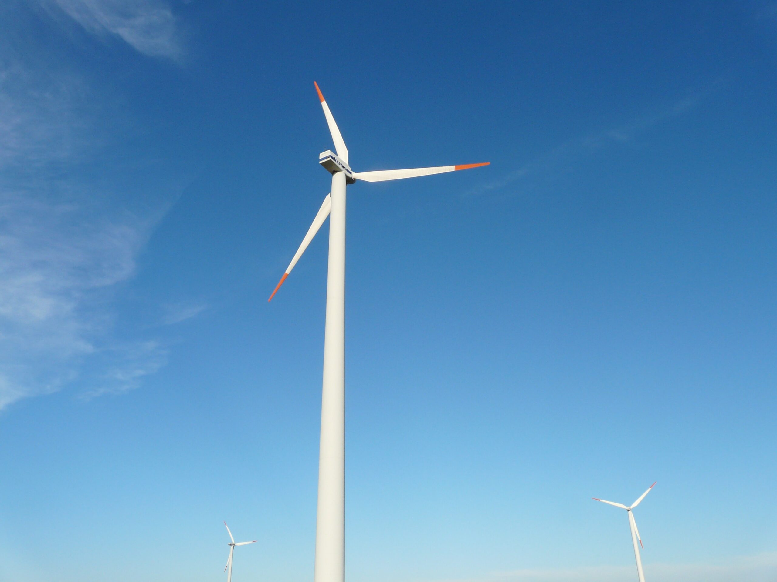 Energia eoliana si stocarea energetica vor beneficia primele de contractele tripartite