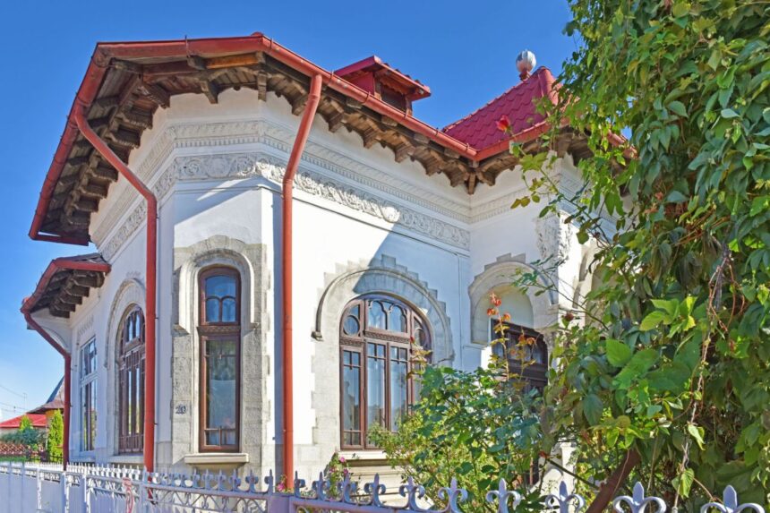 OUG 38/2025 privind restituirea proprietăților, criticată pentru încălcarea dreptului de proprietate și descurajarea investițiilor