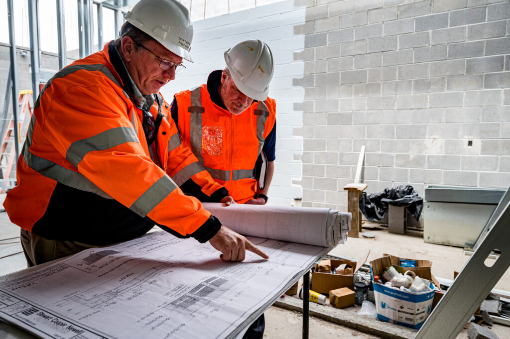 Salariul in constructii: Usoara scadere la finalul verii