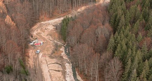 DJ102I Valea Doftanei – Bradet: Constructii Erbasu lucreaza la structura rutiera pe un teren dificil