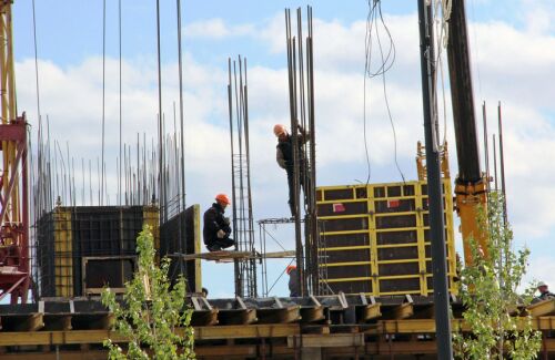 Achizitii fictive de muncitori la o firma din constructii