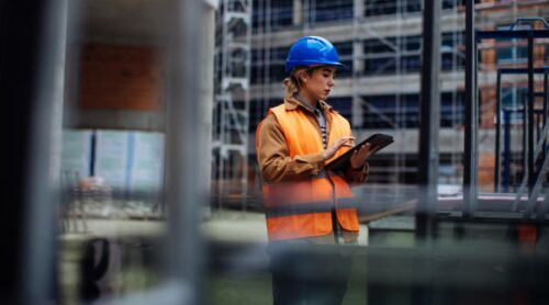 Numarul femeilor care lucreaza in constructii este in crestere